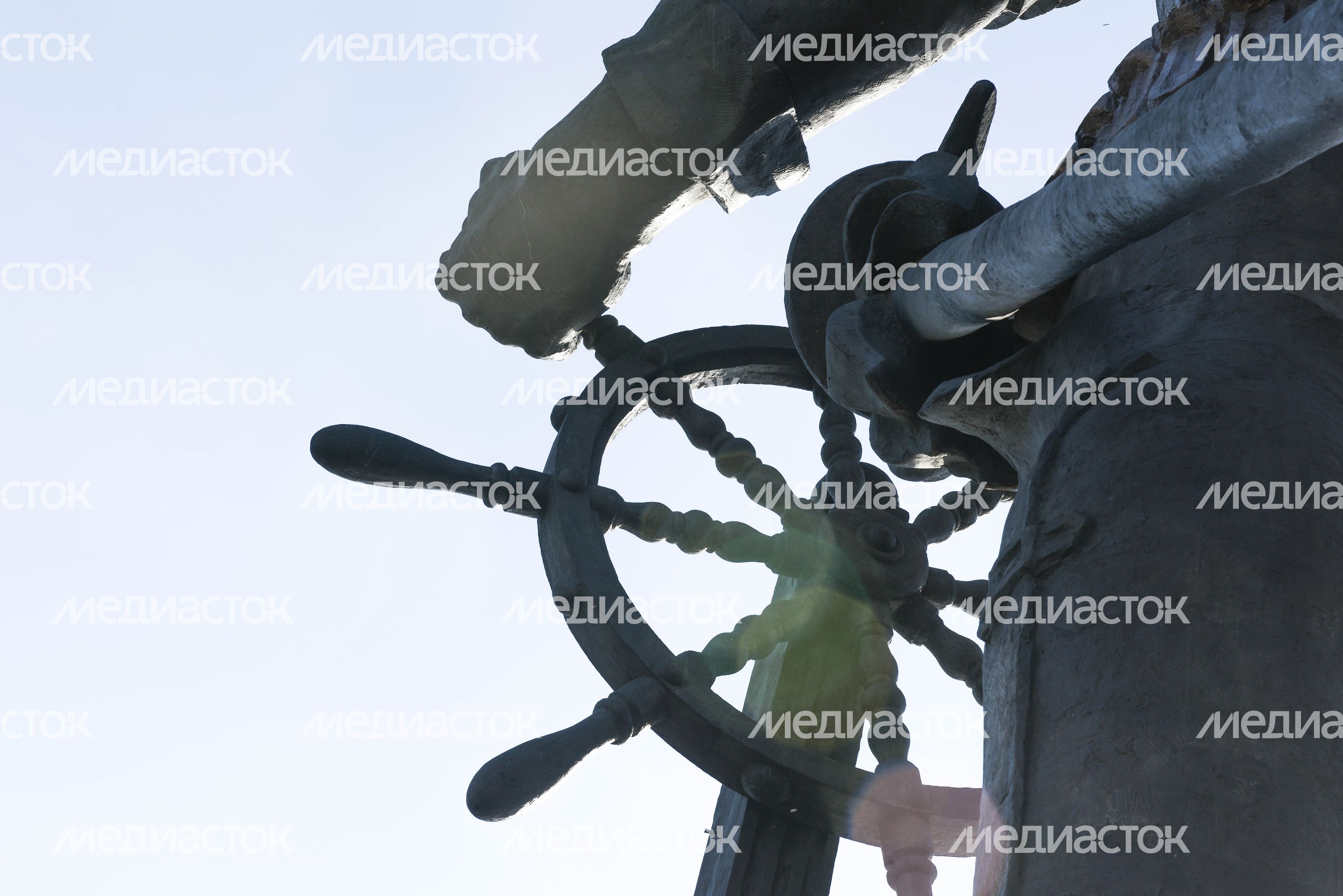 Памятник «В ознаменование 300-летия Российского флота» в Москве, 2 часть