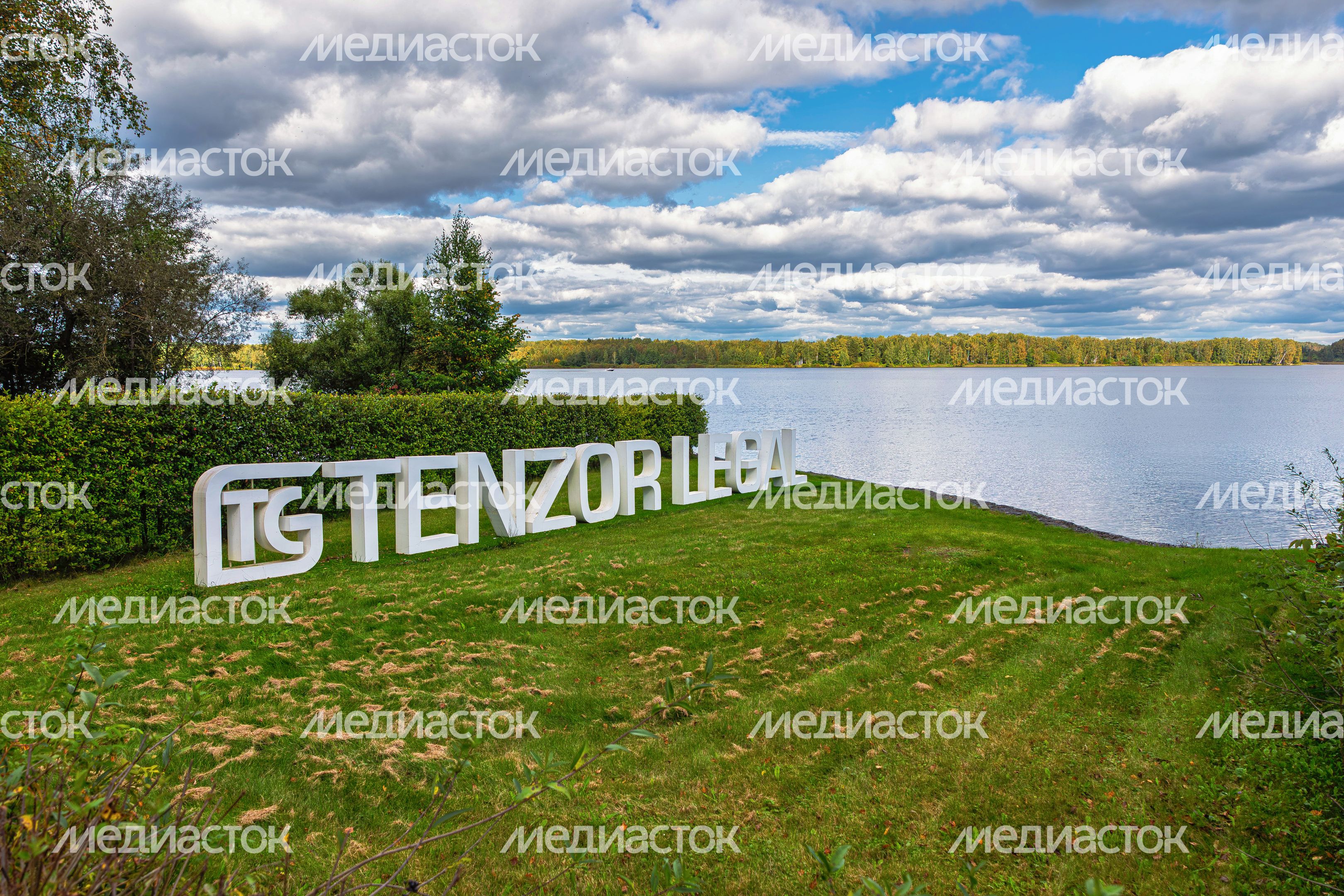 Набережная яхт-клуба Tenzor Sailing Club в Мытищах на берегу Пестовского водохранилища Набережная яхт-клуба Tenzor Sailing Club в Мытищах на берегу Пестовского водохранилища
