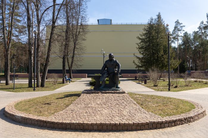 Дубна. Памятник Мещерякову