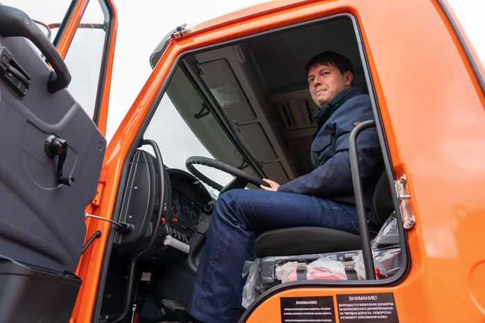 Вице-губернатор Владислав Мурашов за рулем новой коммунальной техники