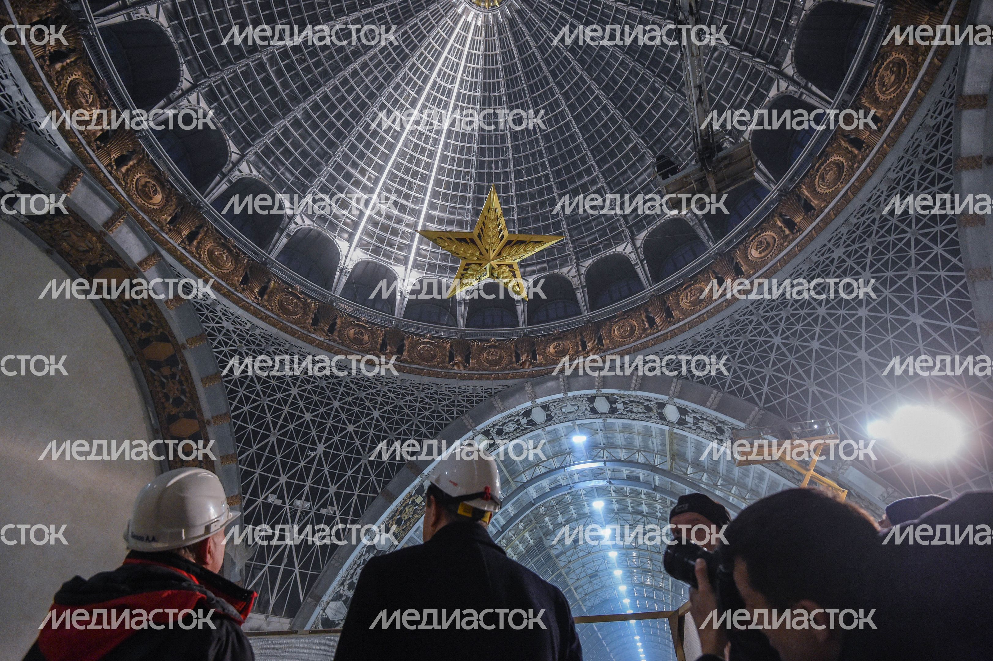 Установка люстры‑звезды под купол павильона на ВДНХ в Москве