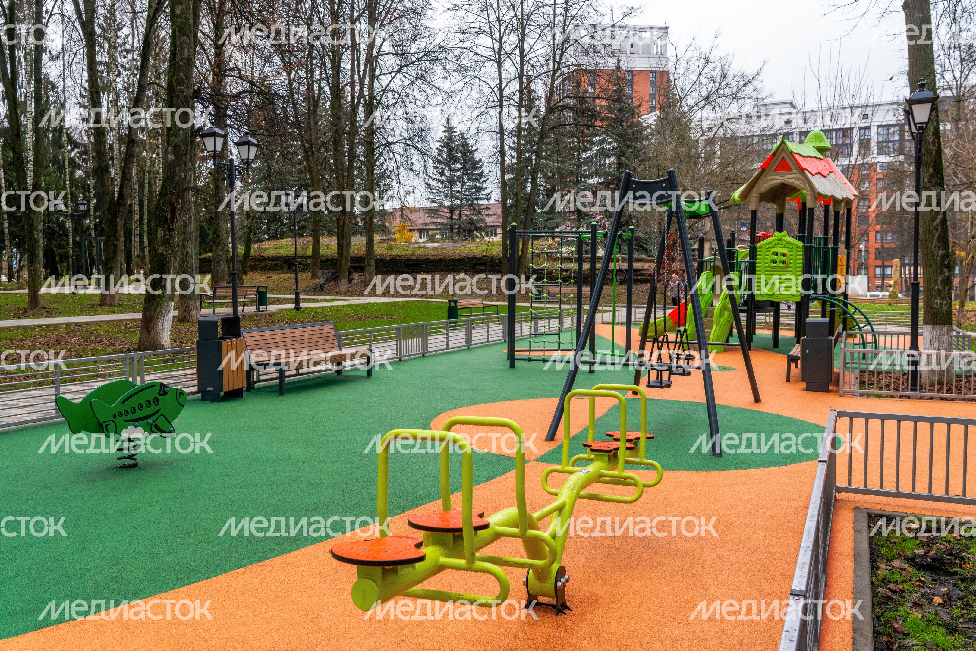 Детская площадка в Детском парке на улице Калинина в Наро-Фоминске Детская площадка в Детском парке на улице Калинина в Наро-Фоминске