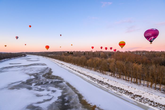 Воздушные шары в форме сердца в небе над Дмитровом