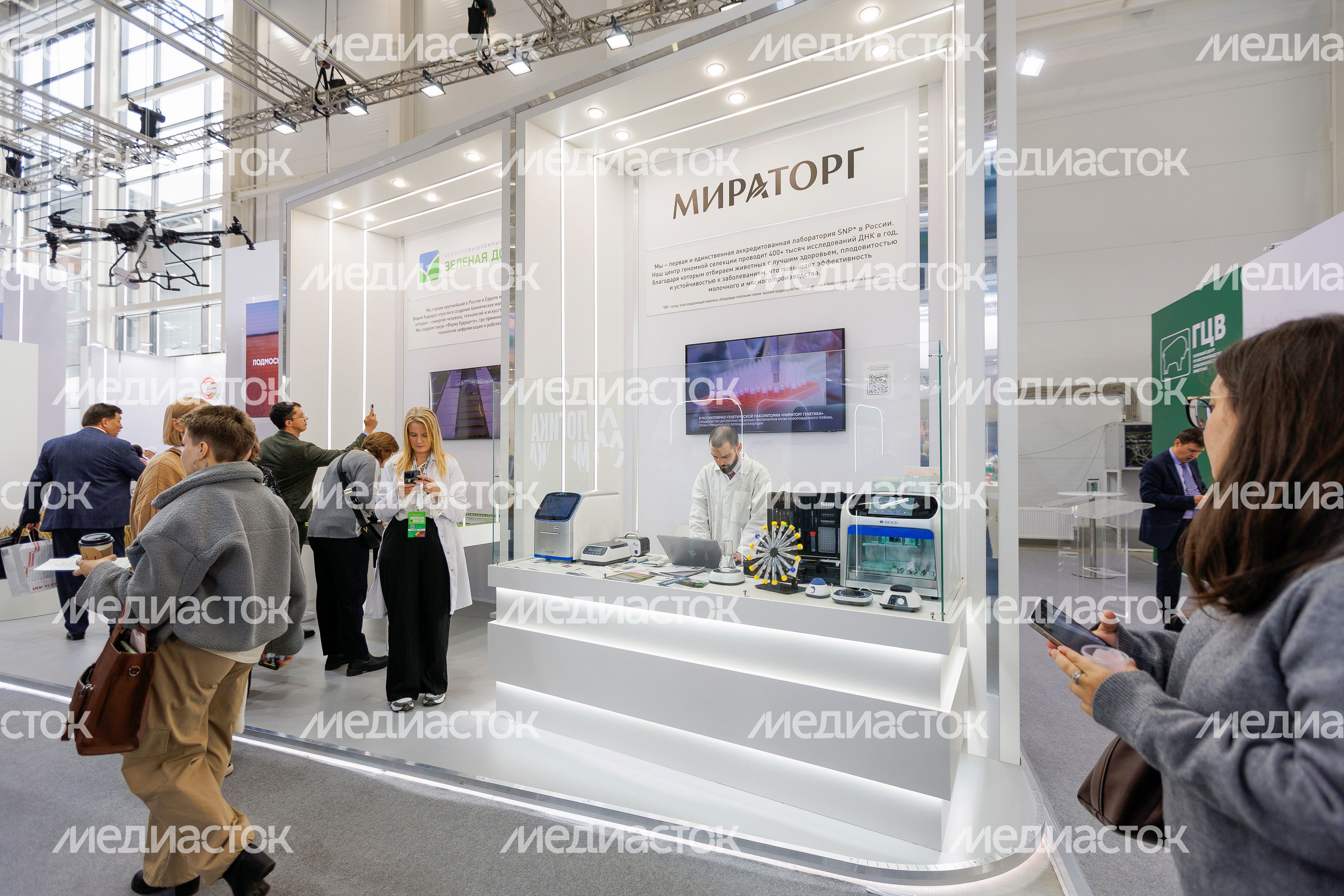 Стенд выездной SNP-лаборатории «Мираторг» на выставке «Золотая осень-2025» в Москве Стенд выездной SNP-лаборатории «Мираторг» на выставке «Золотая осень-2025» в Москве