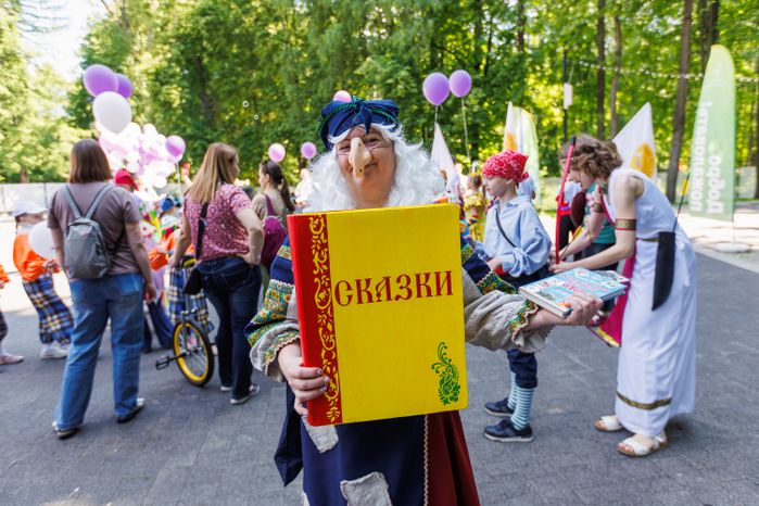 Шествие сказочных героев на открытии книжного фестиваля «Читаем вместе» в парке Мира Мытищ