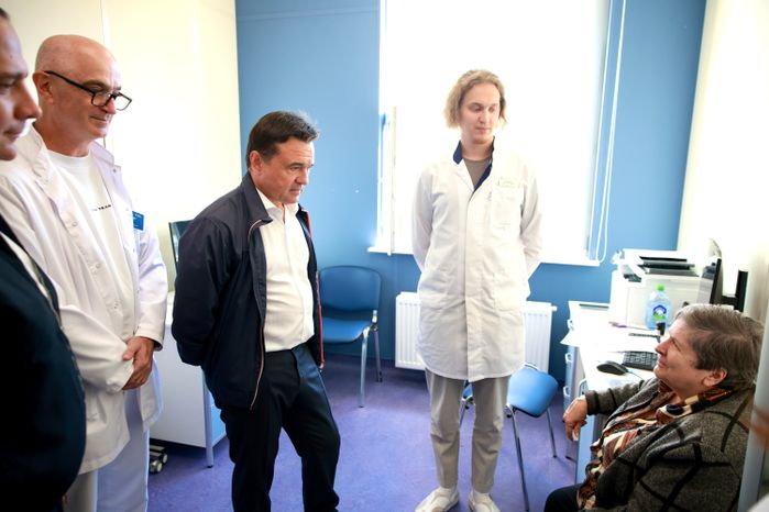 Андрей Воробьев пообщался с медицинским персоналом и пациентами новой комплексной поликлиники в Королёве