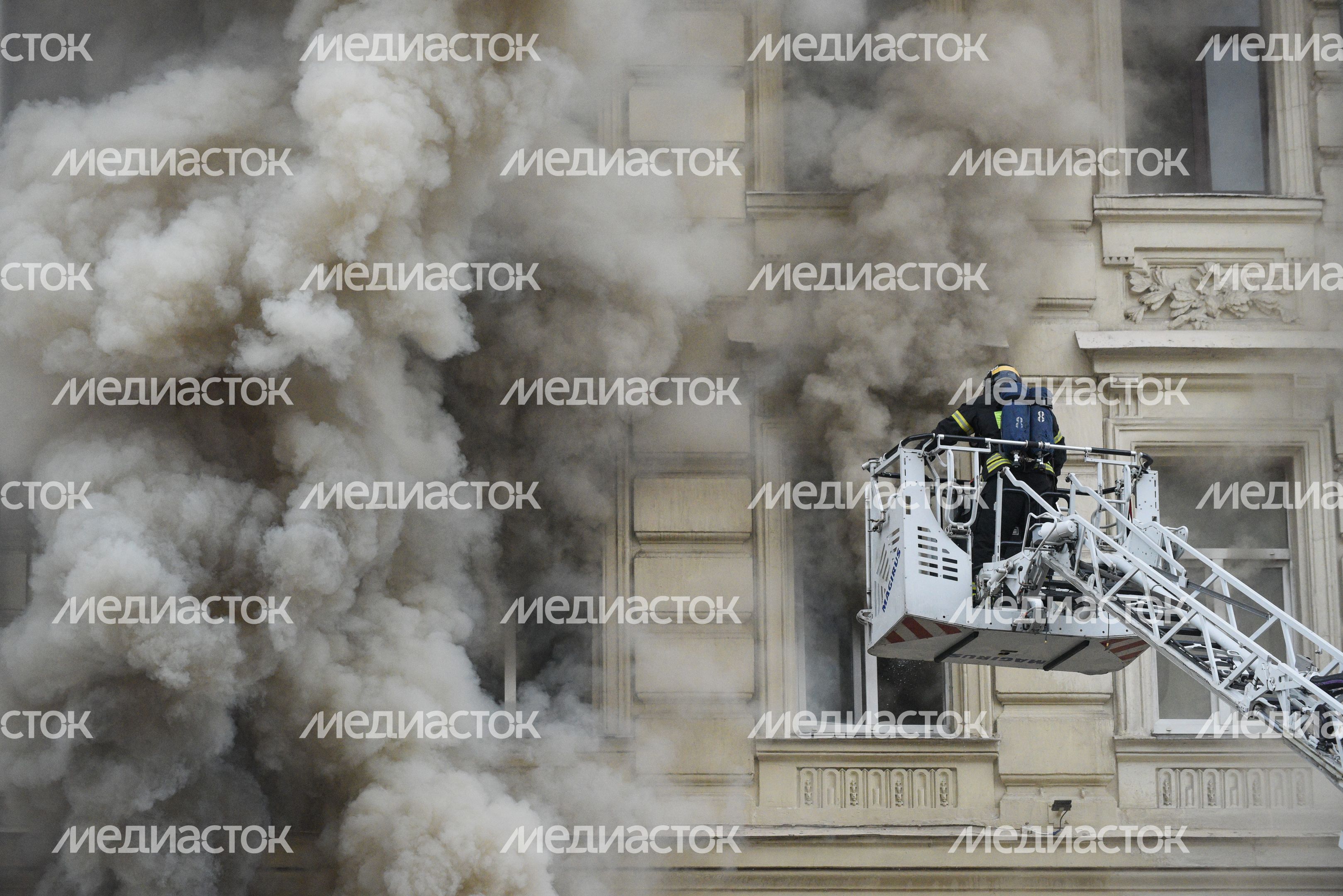 Пожар в реставрируемом здании на Тверской улице в Москве