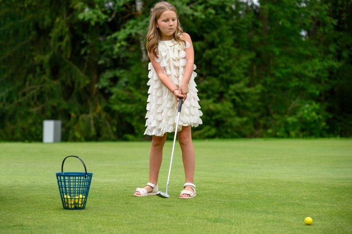 Дети играют в гольф в клубе Moscow Country Club в Красногорске