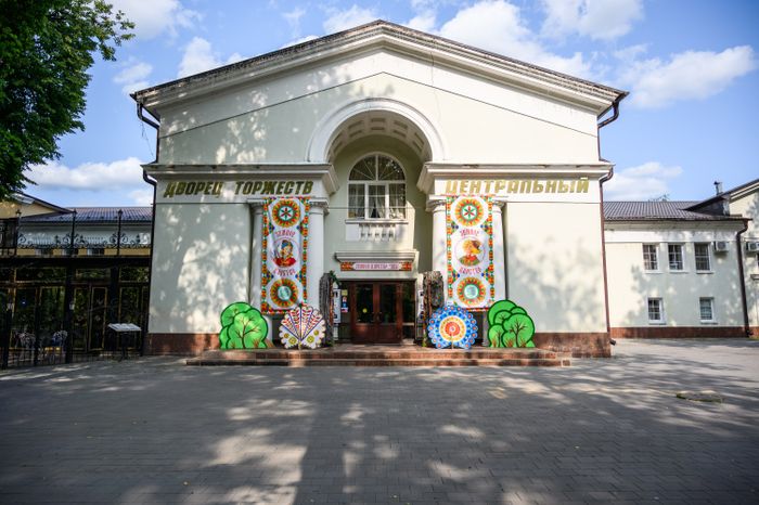 Дворец торжеств в парке культуры и отдыха им. Олега Степанова в Серпухове летом