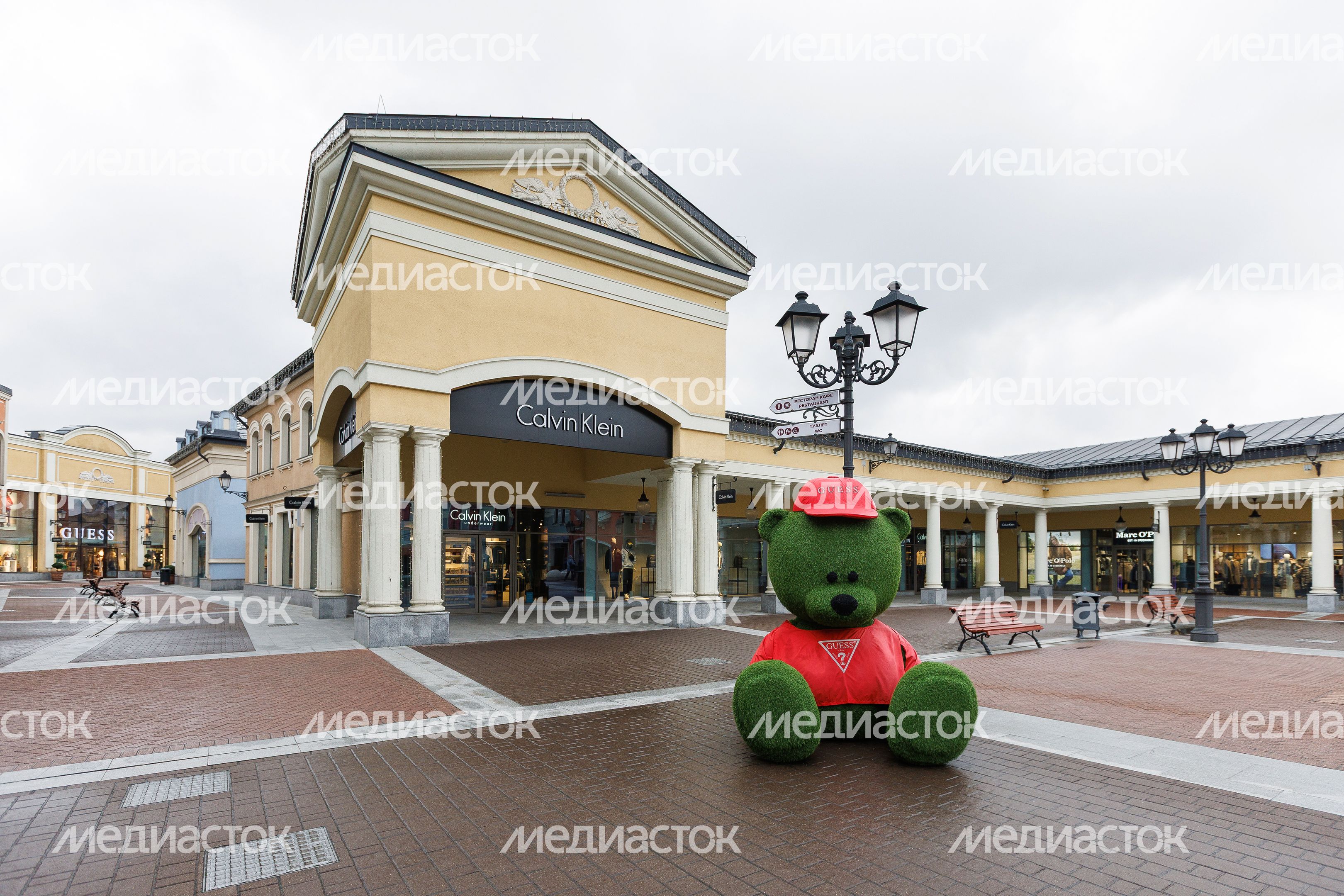 Торговый центр «Outlet Village Белая Дача» в Котельниках осенью Торговый центр «Outlet Village Белая Дача» в Котельниках осенью