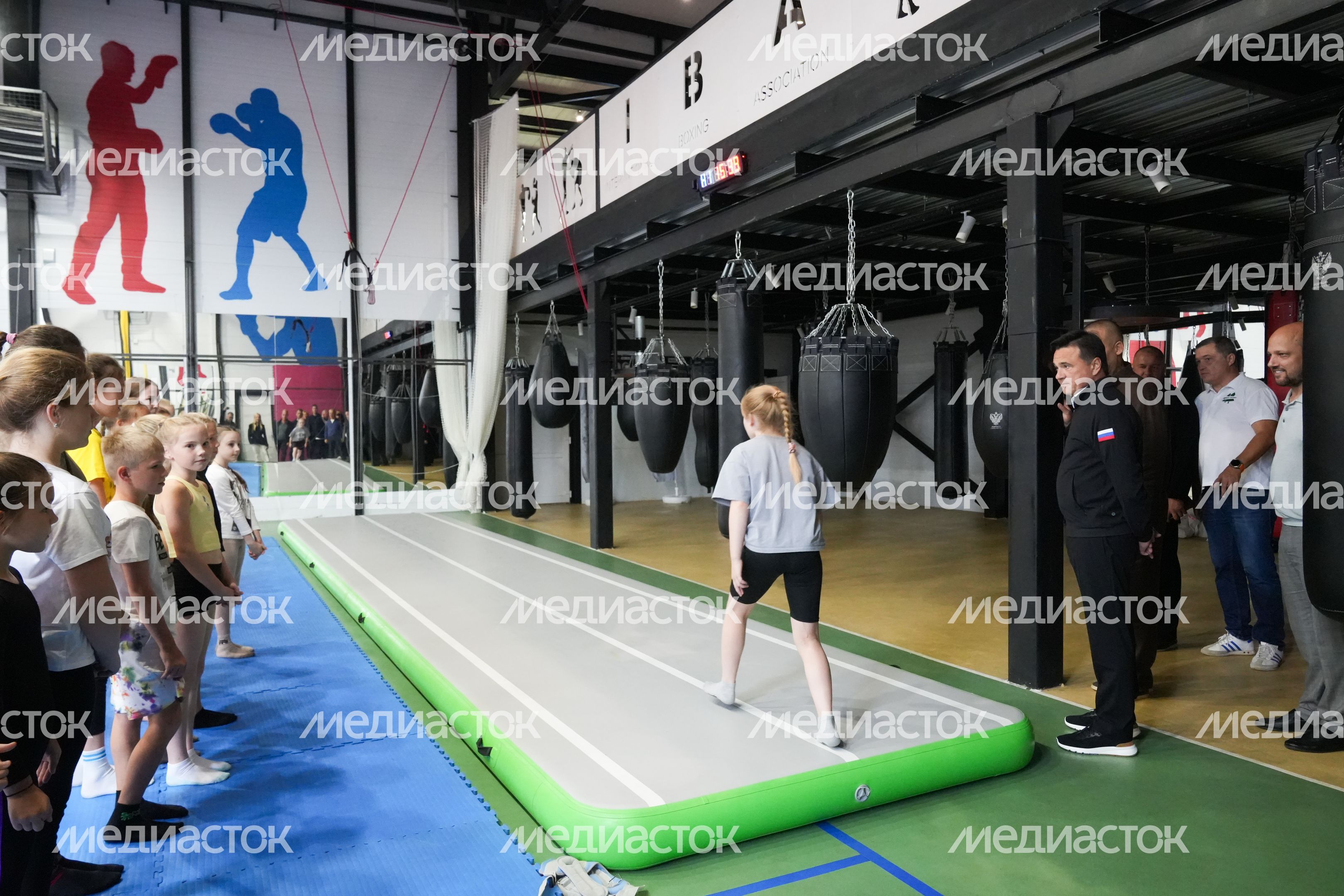 Андрей Воробьев пообщался с тренерами и спортсменами на спортивной базе "Лесная опушка" Андрей Воробьев пообщался с тренерами и спортсменами на спортивной базе "Лесная опушка"