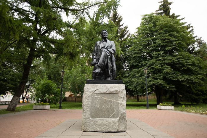 Чехов. Бульвар и памятник А.П. Чехову