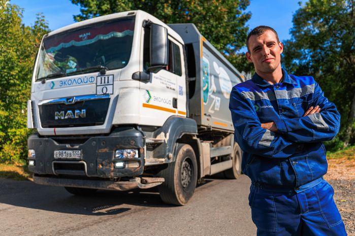 Работа мусоровоза при вывозе ТКО в Рузском округе