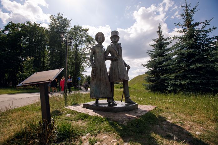 Дмитров. Скульптурная композиция «Горожане»
