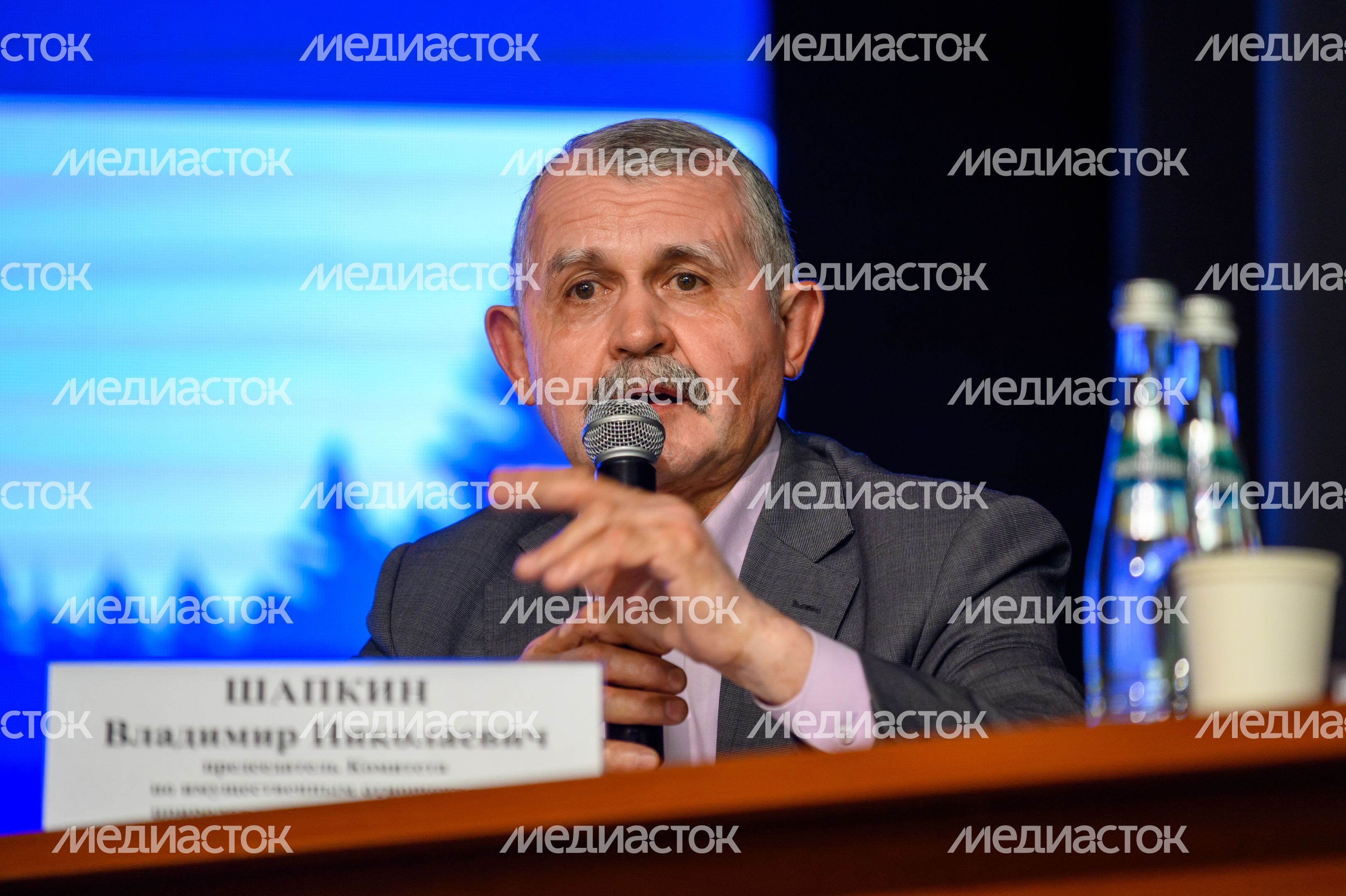 Депутат Московской областной Думы Владимир Шапкин на открытой трибуне Депутат Московской областной Думы Владимир Шапкин на открытой трибуне