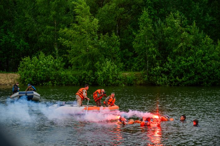 Тренировка космонавтов по действиям после посадки на воду в Ногинске