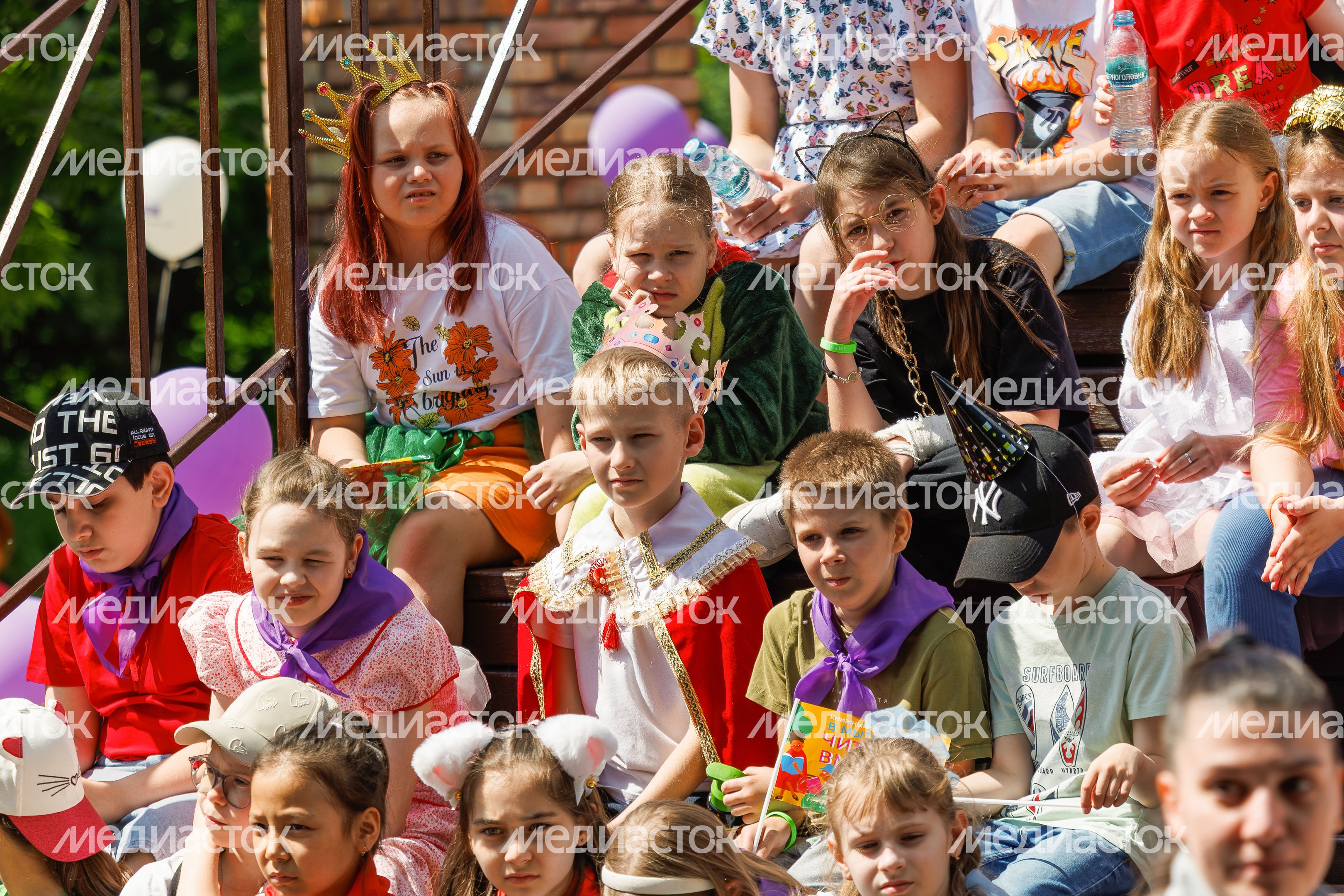 Шествие сказочных героев на открытии книжного фестиваля «Читаем вместе» в парке Мира Мытищ