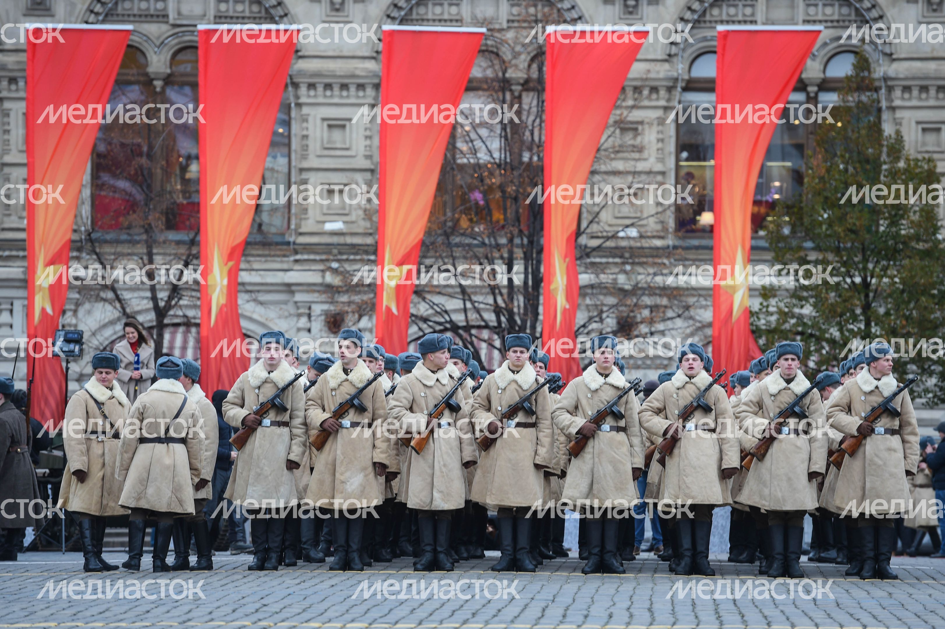 Торжественный марш в честь парада 1941 года на Красной площади в Москве