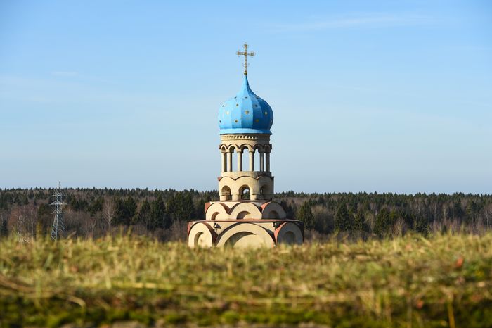 Открытие после реставрации воинского мемориала в деревне Ельня в Подмосковье
