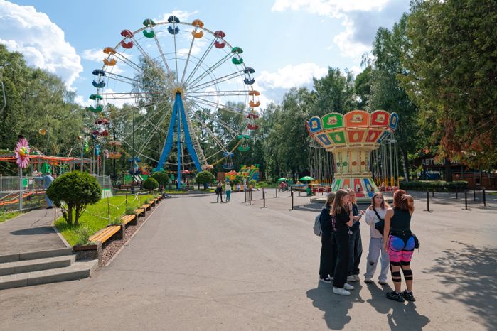 Аттракционы в парке Мира в Коломне летом