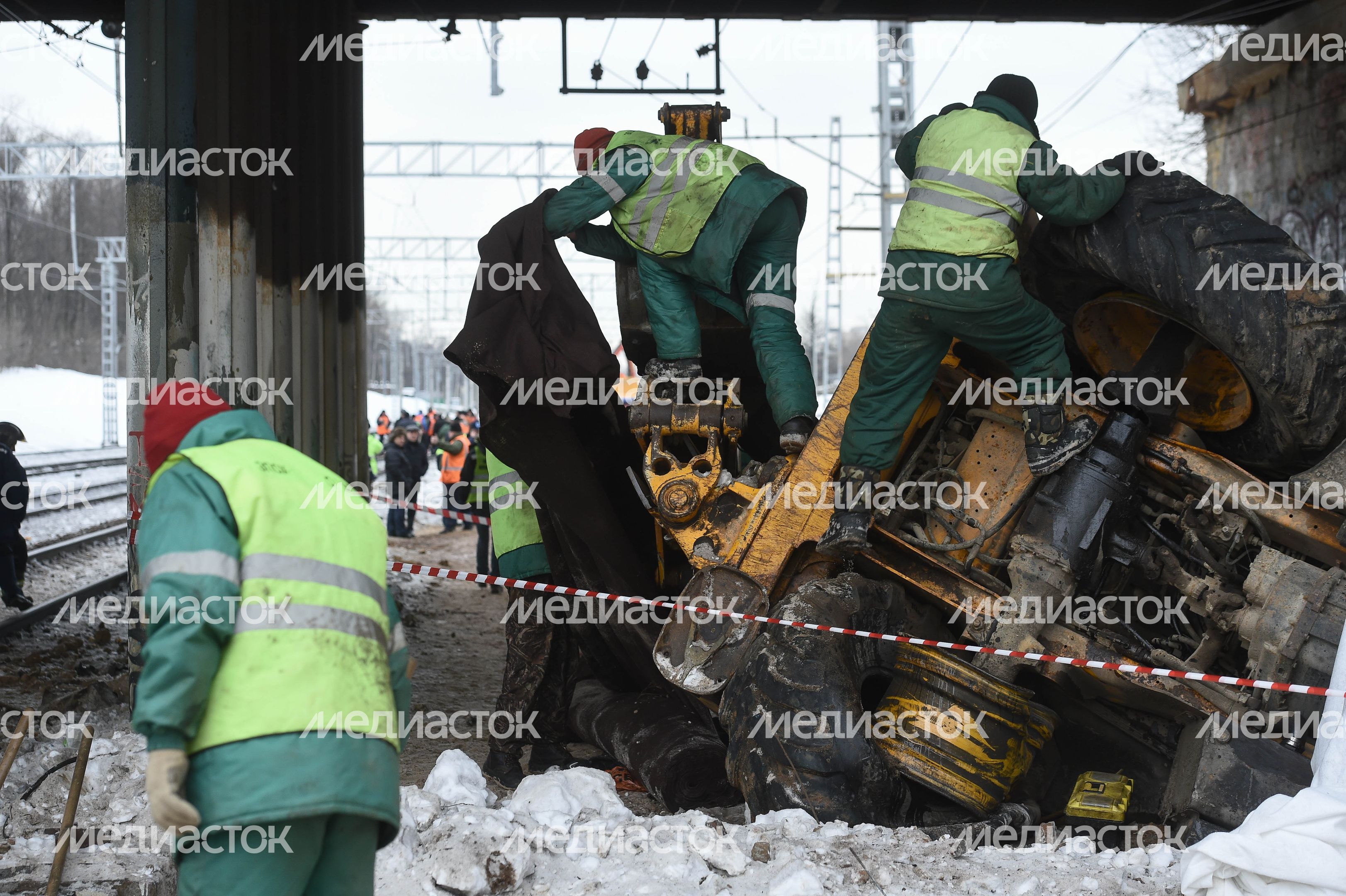 Кадры с места ЧП с трактором и электричкой в Москве, 14.03.2018