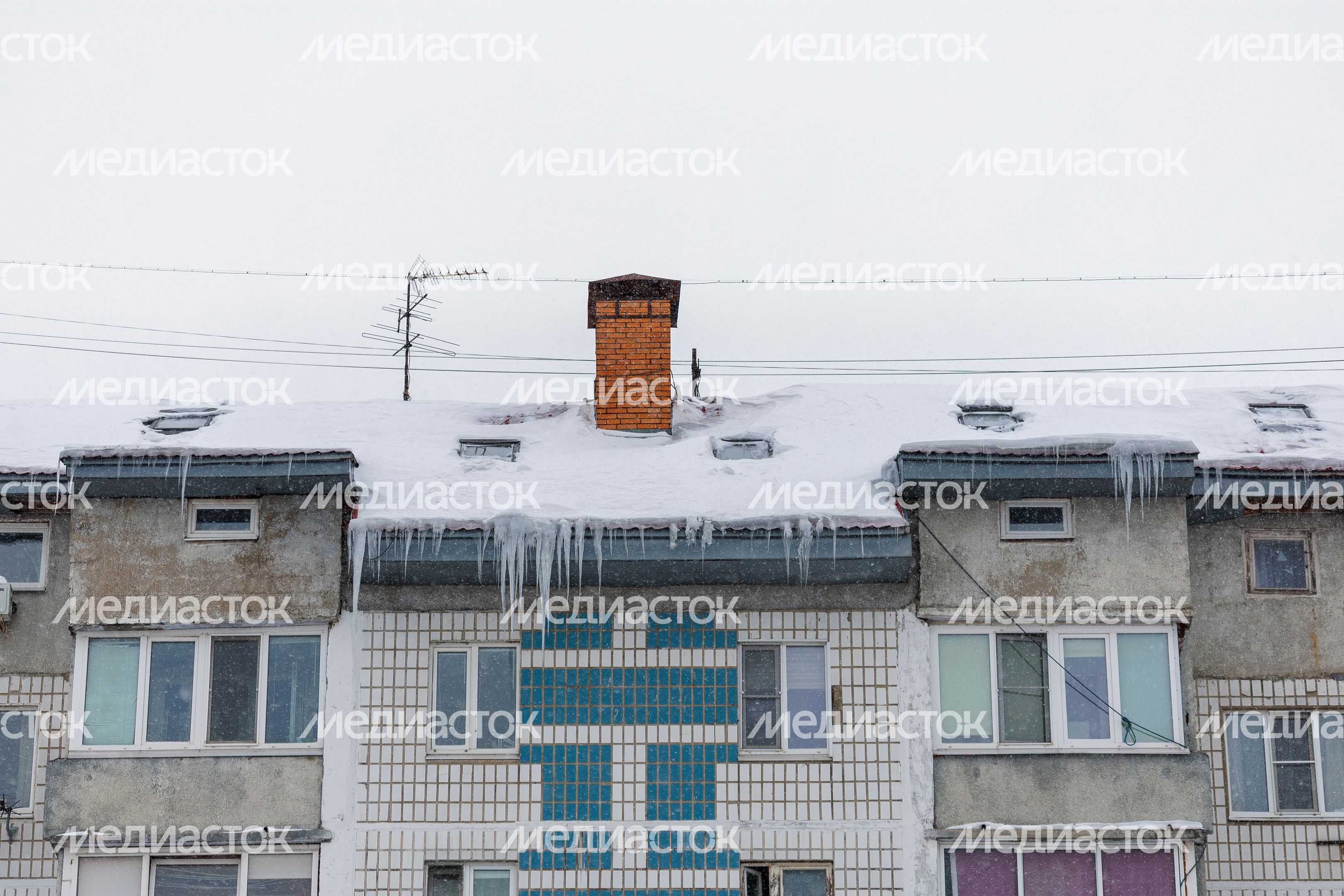Очистка крыши многоквартирного дома на улице Чайковского в Лобне от сосулек Очистка крыши многоквартирного дома на улице Чайковского в Лобне от сосулек