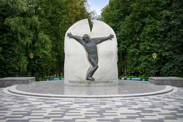 Памятник мытищинцам, погибшим при исполнении воинского и служебного долга и в локальных конфликтах, в парке Мира