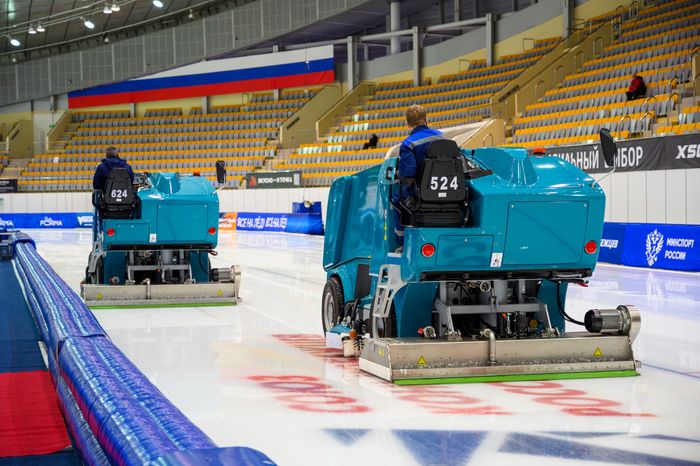 Заливка льда для Чемпионата России 2025 по конькобежному спорту в Коломне