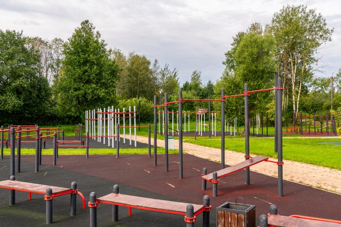 Спортивная площадка в парке культуры и отдыха «Солнечный берег» поселка Запрудня Талдомского округа
