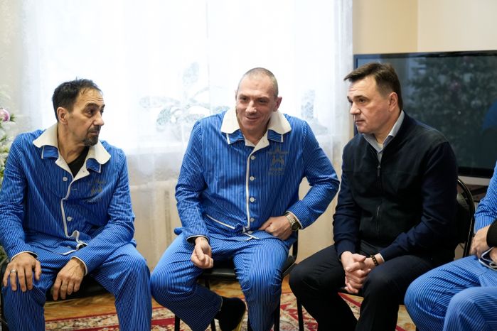 Андрей Воробьев навестил бойцов в военном госпитале под Солнечногорском