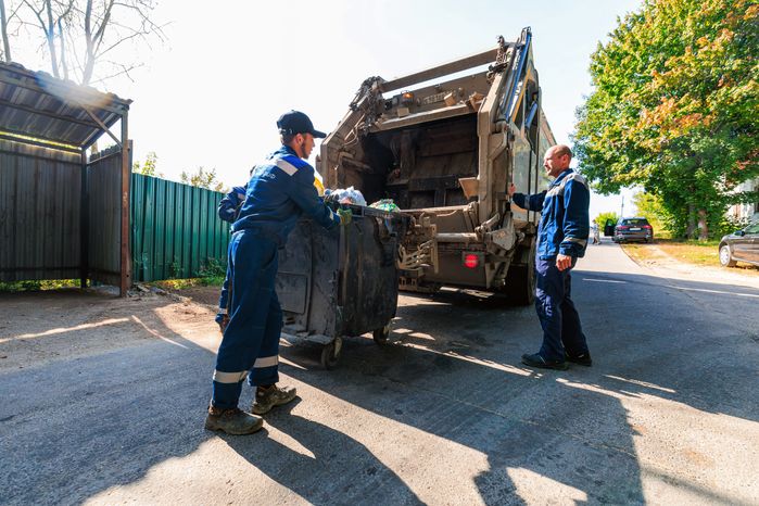 Работа мусоровоза при вывозе ТКО в Рузском округе