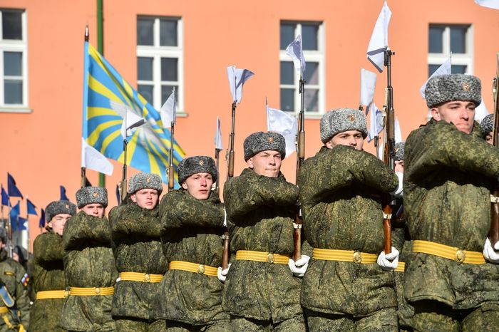 Подготовка военнослужащих отдельного комендантского Преображенского полка к военному параду на Красной площади