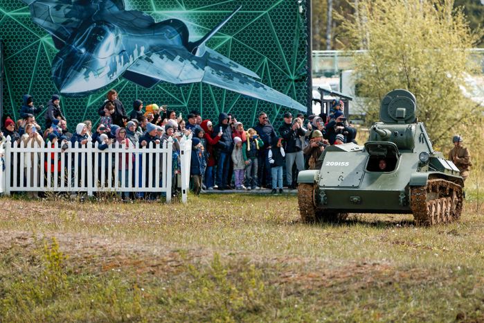 Военно-историческая реконструкция боя Великой Отечественной войны с техникой и авиацией в парке «Патриот» Одинцовского округа