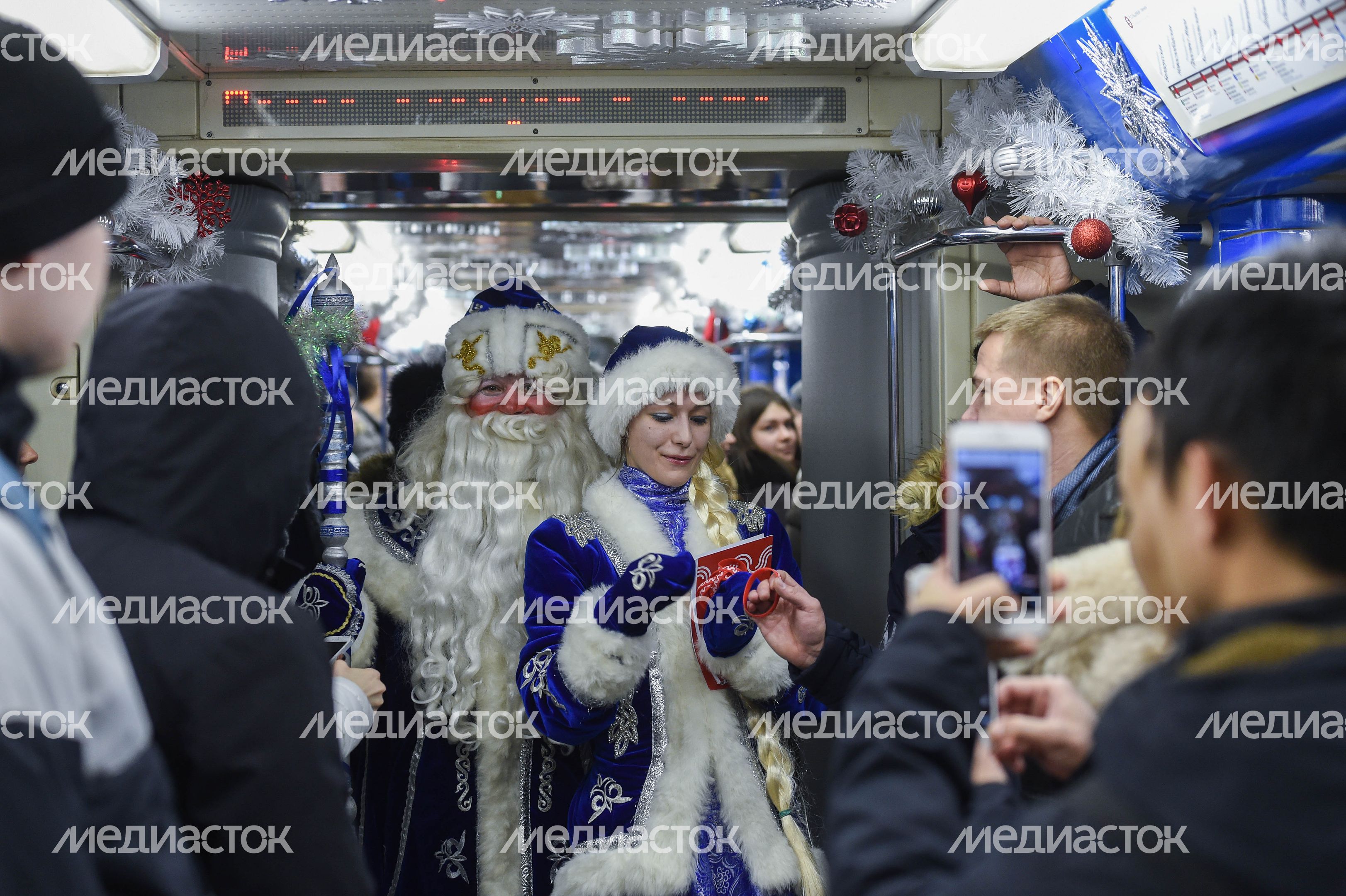 Запуск новогоднего поезда в Московском метрополитене Запуск новогоднего поезда в Московском метрополитене