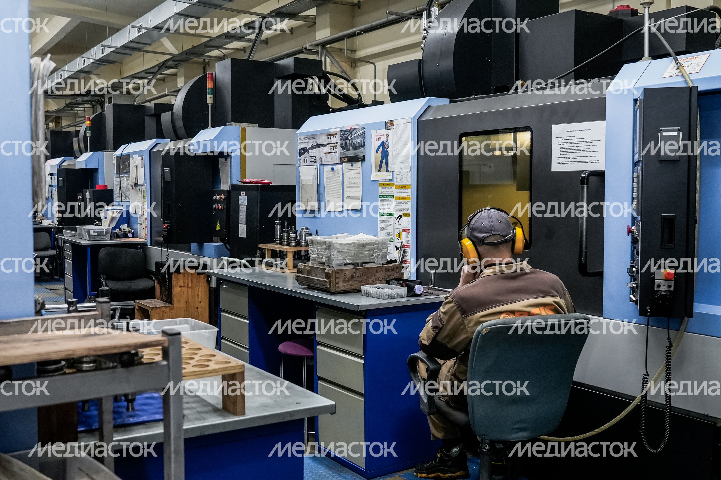 Сборочный цех подмосковного оружейного завода Сборочный цех подмосковного оружейного завода