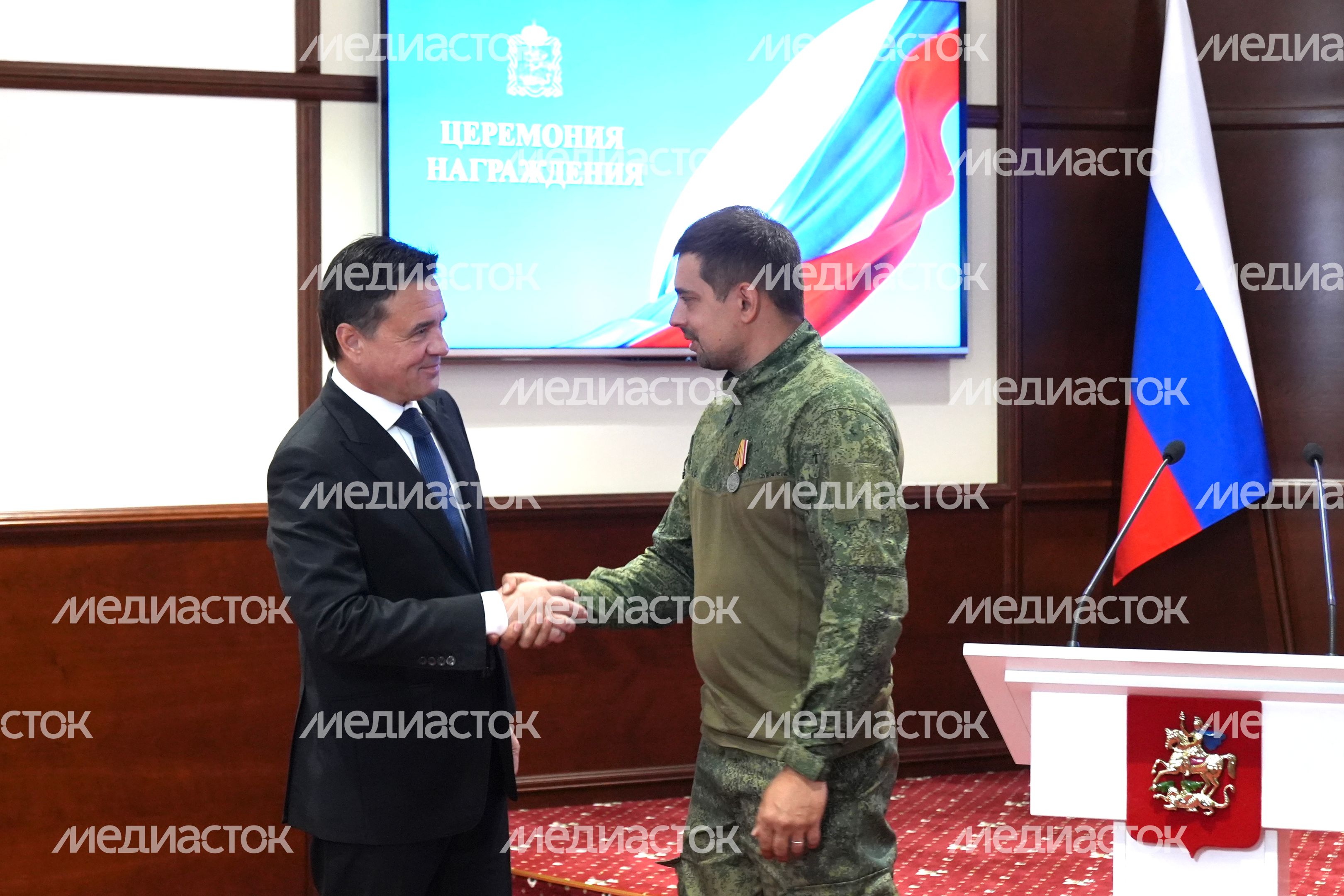 Андрей Воробьев вручил ордена и медали добровольцам из Подмосковья