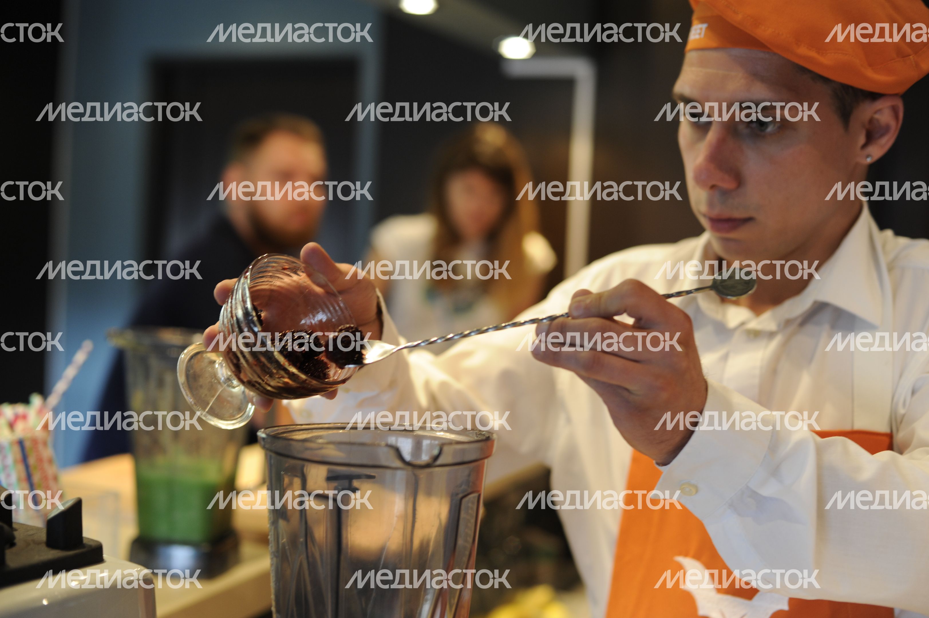 Приготовление ягодного смузи Приготовление ягодного смузи