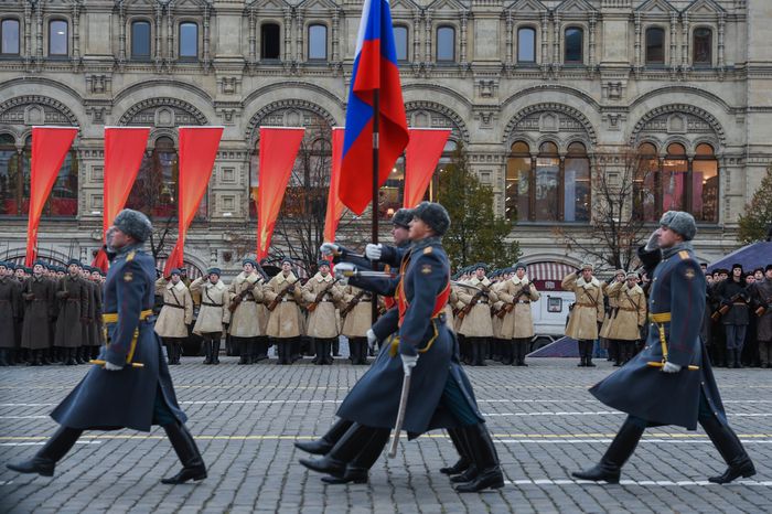Торжественный марш в честь парада 1941 года на Красной площади в Москве