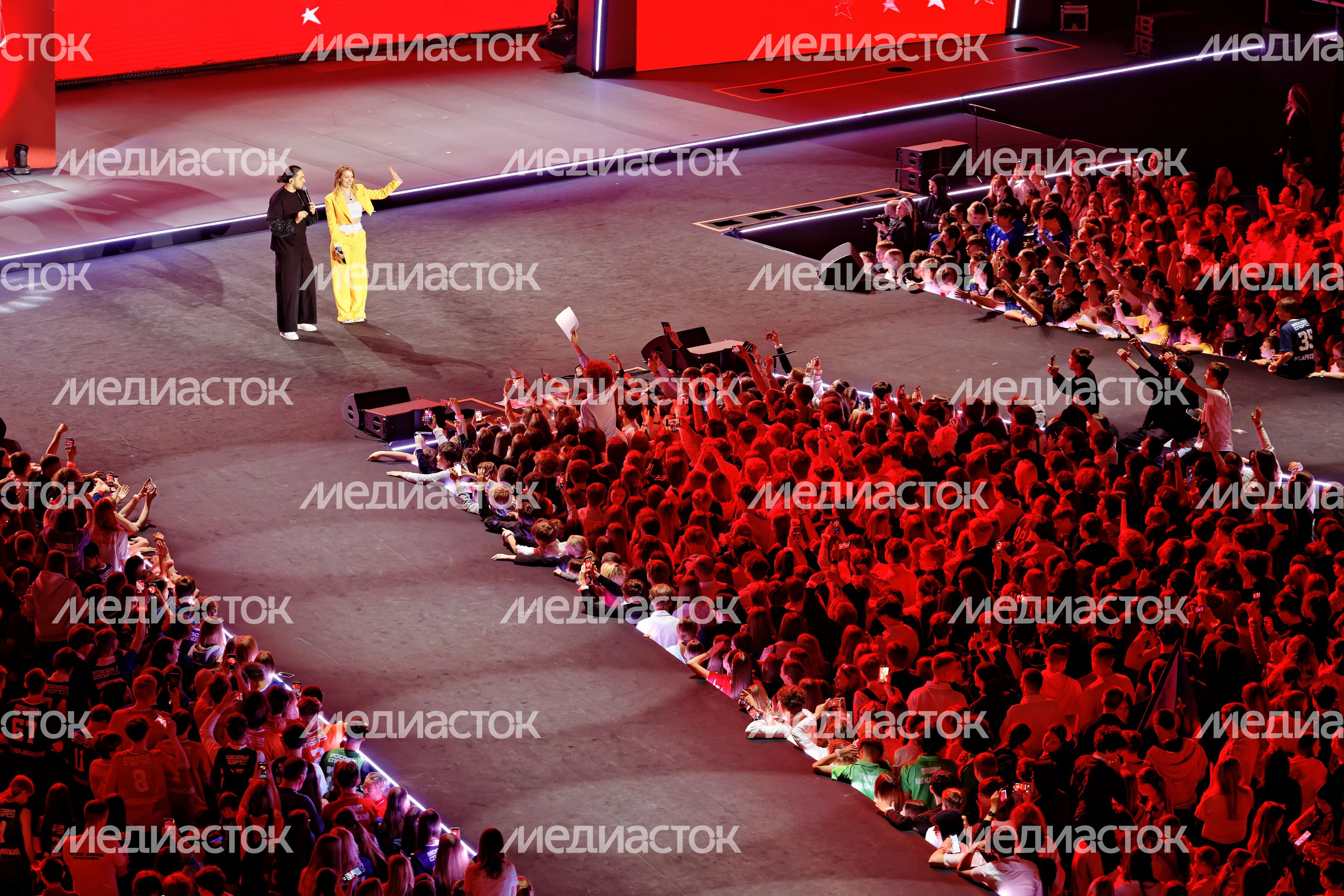 Певица Poli на концерте в честь закрытия Школьной лиги Подмосковья 2025/2026 на сцене «Live Арены» в Одинцово Певица Poli на концерте в честь закрытия Школьной лиги Подмосковья 2025/2026 на сцене «Live Арены» в Одинцово