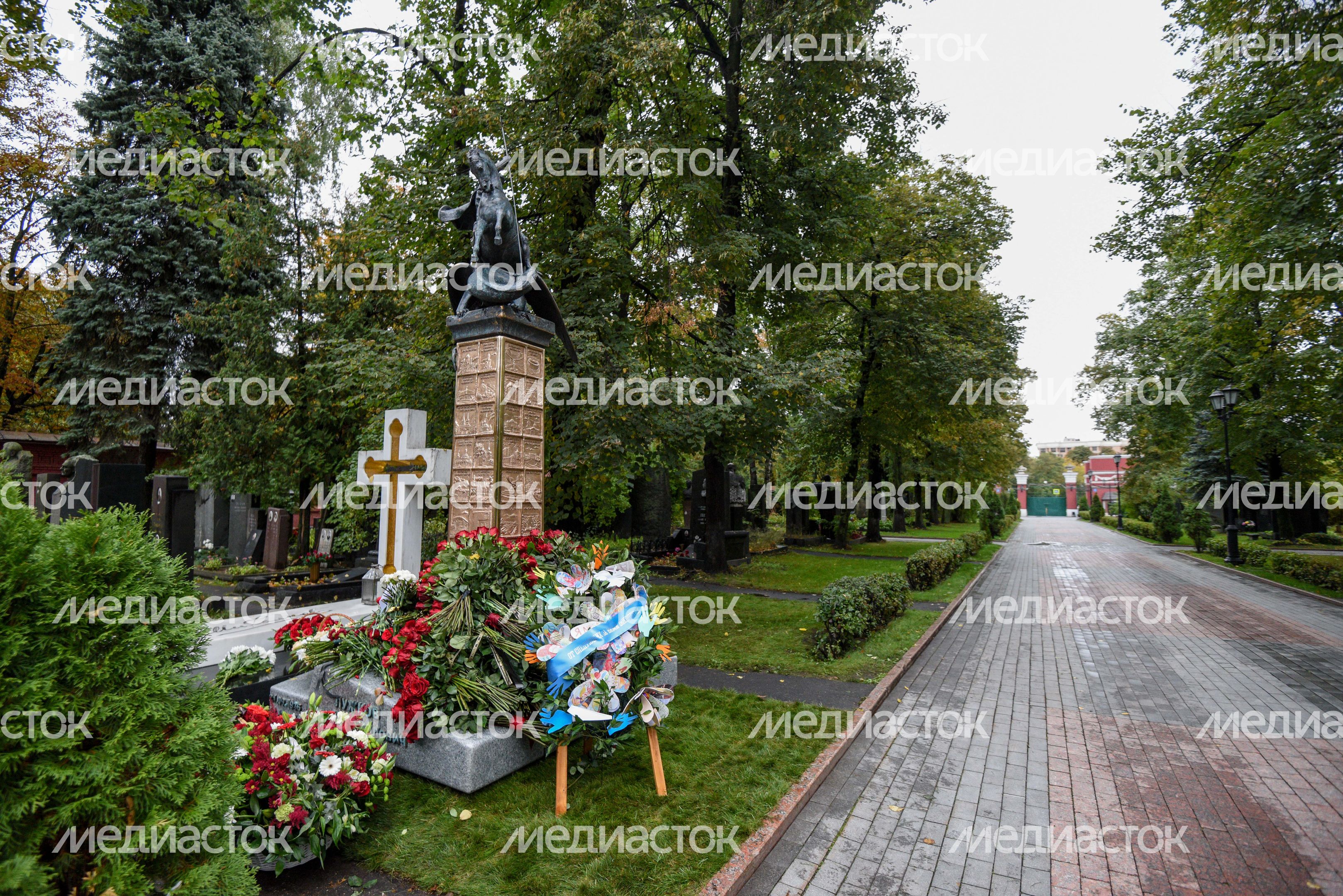 Памятник Михаилу Лужкову на Новодевичьем кладбище в Москве Памятник Михаилу Лужкову на Новодевичьем кладбище в Москве