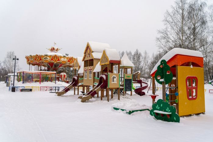 Детская площадка в городском парке культуры и отдыха Чехова зимой