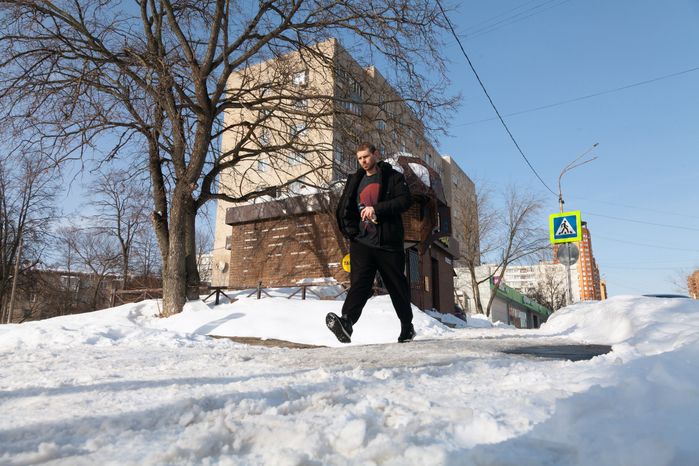 Зимние виды улиц города Дзержинский