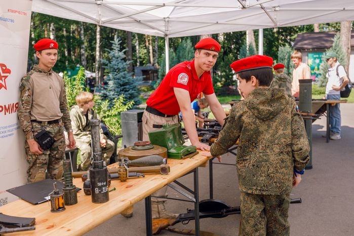 Выставка оружия на патриотическом фестивале «Гордость поколений» в Ногинске Богородского округа