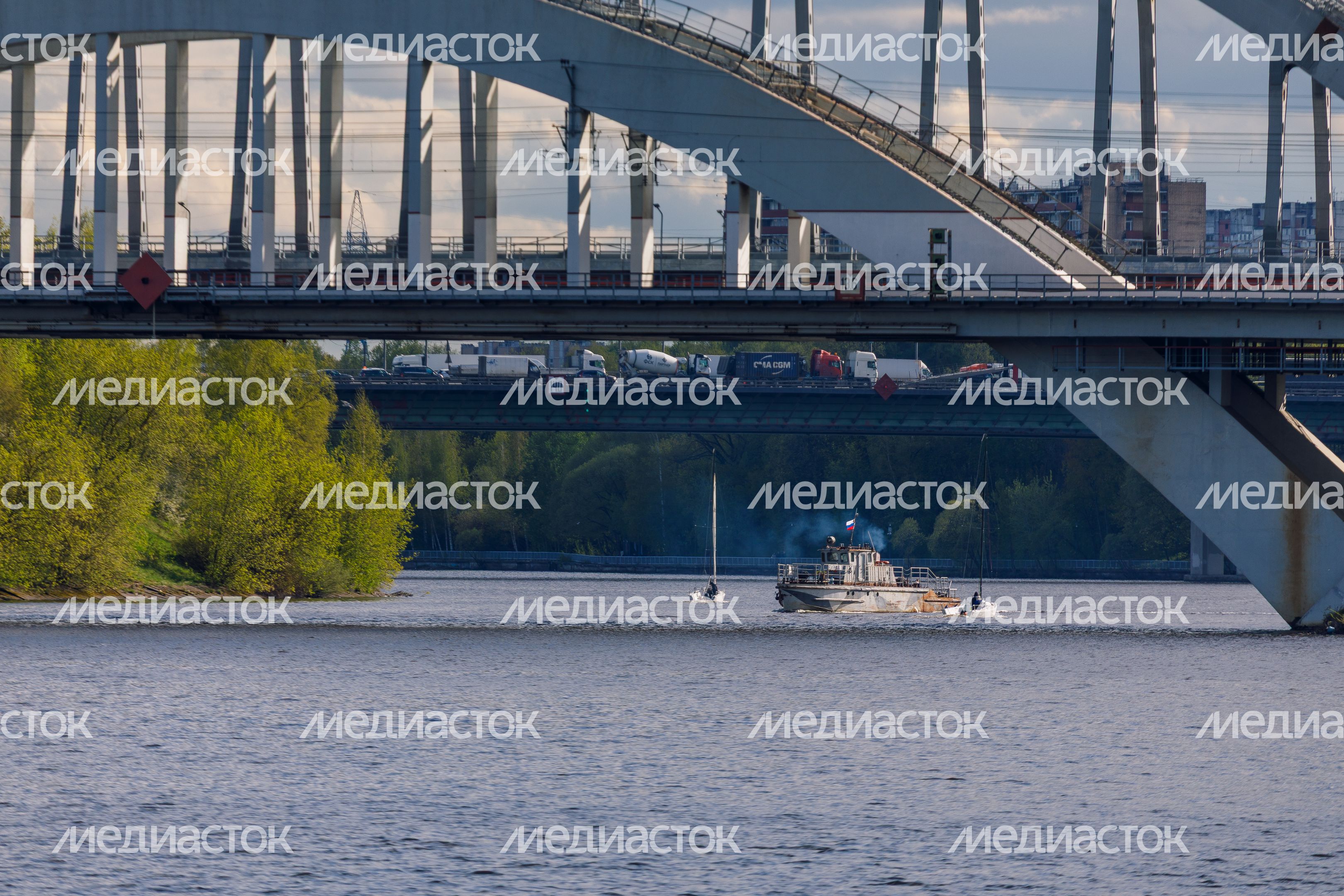 Речной транспорт на Химкинском водохранилище в Подмосковье Речной транспорт на Химкинском водохранилище в Подмосковье