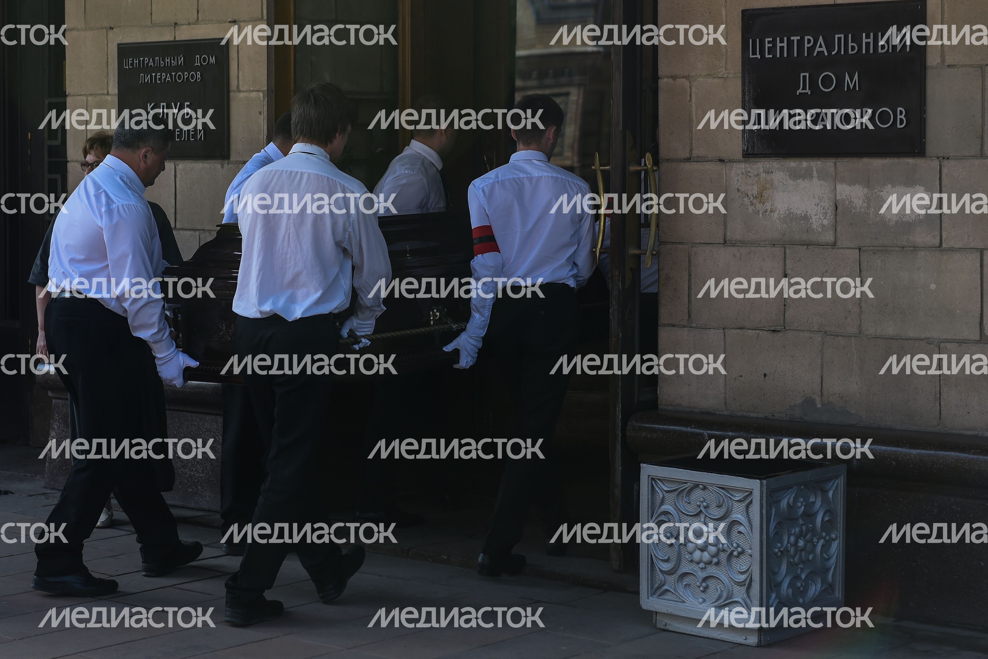 Церемония прощания с писателем Владимиром Войновичем в Москве