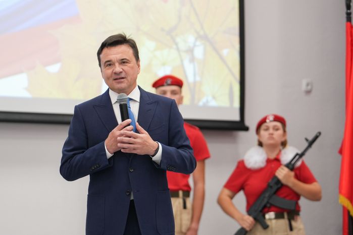 Андрей Воробьев поздравил с Днем знаний учащихся и педагогов школы им. Героя России Александра Монетова в Подольске