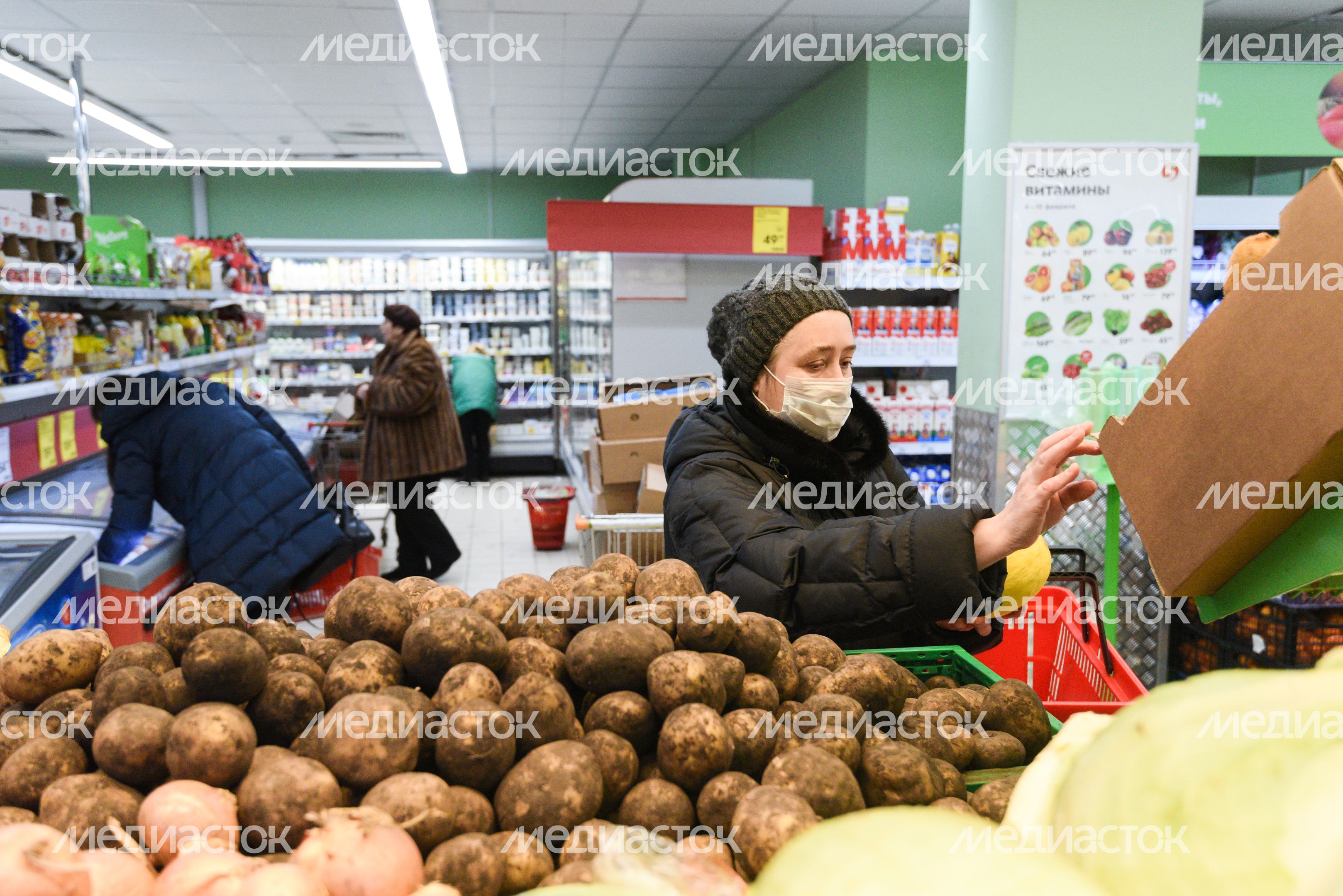 Люди в масках в период эпидемии коронавируса