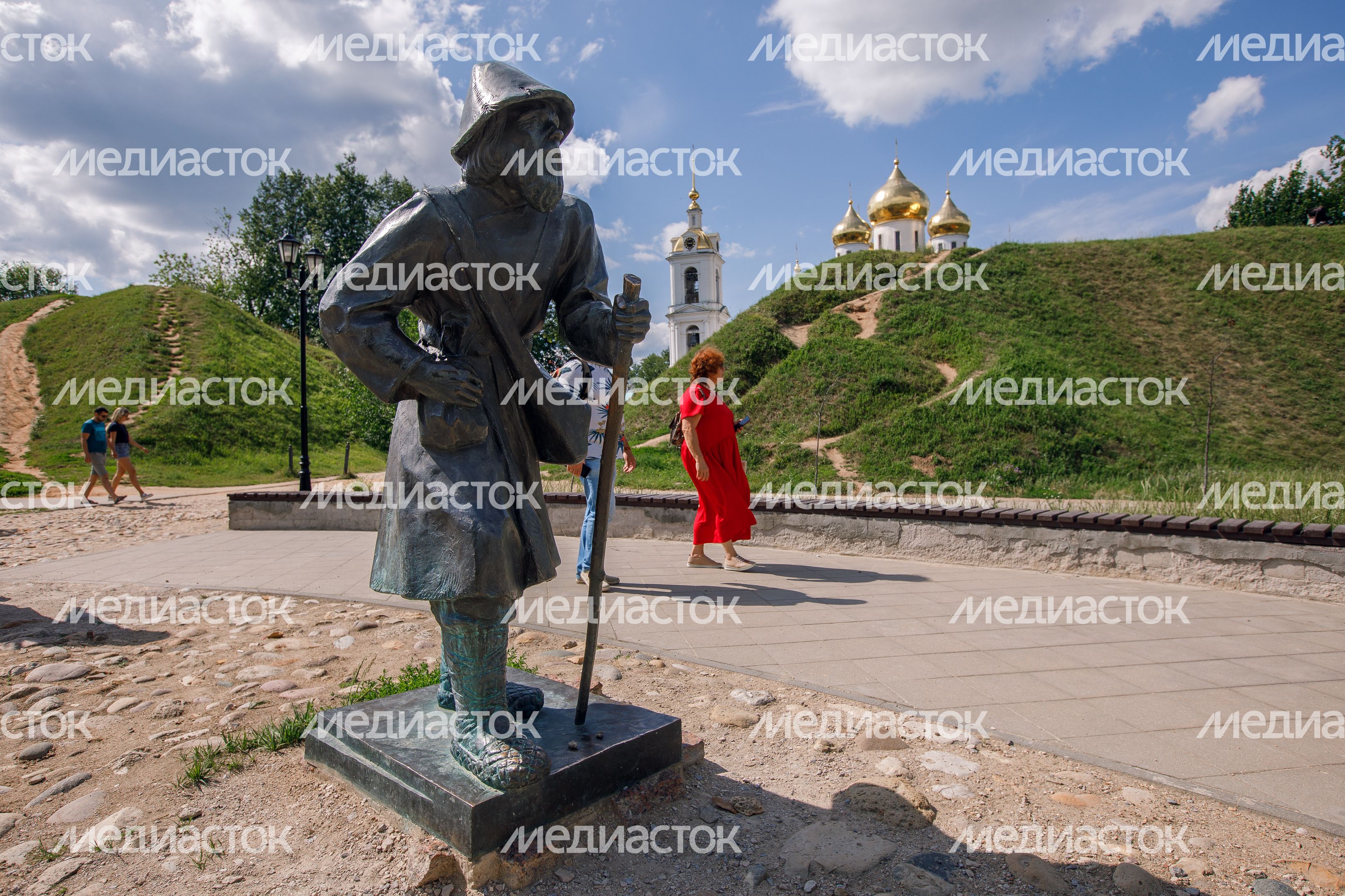 Дмитров. Скульптурная композиция «Горожане» Дмитров. Скульптурная композиция «Горожане»