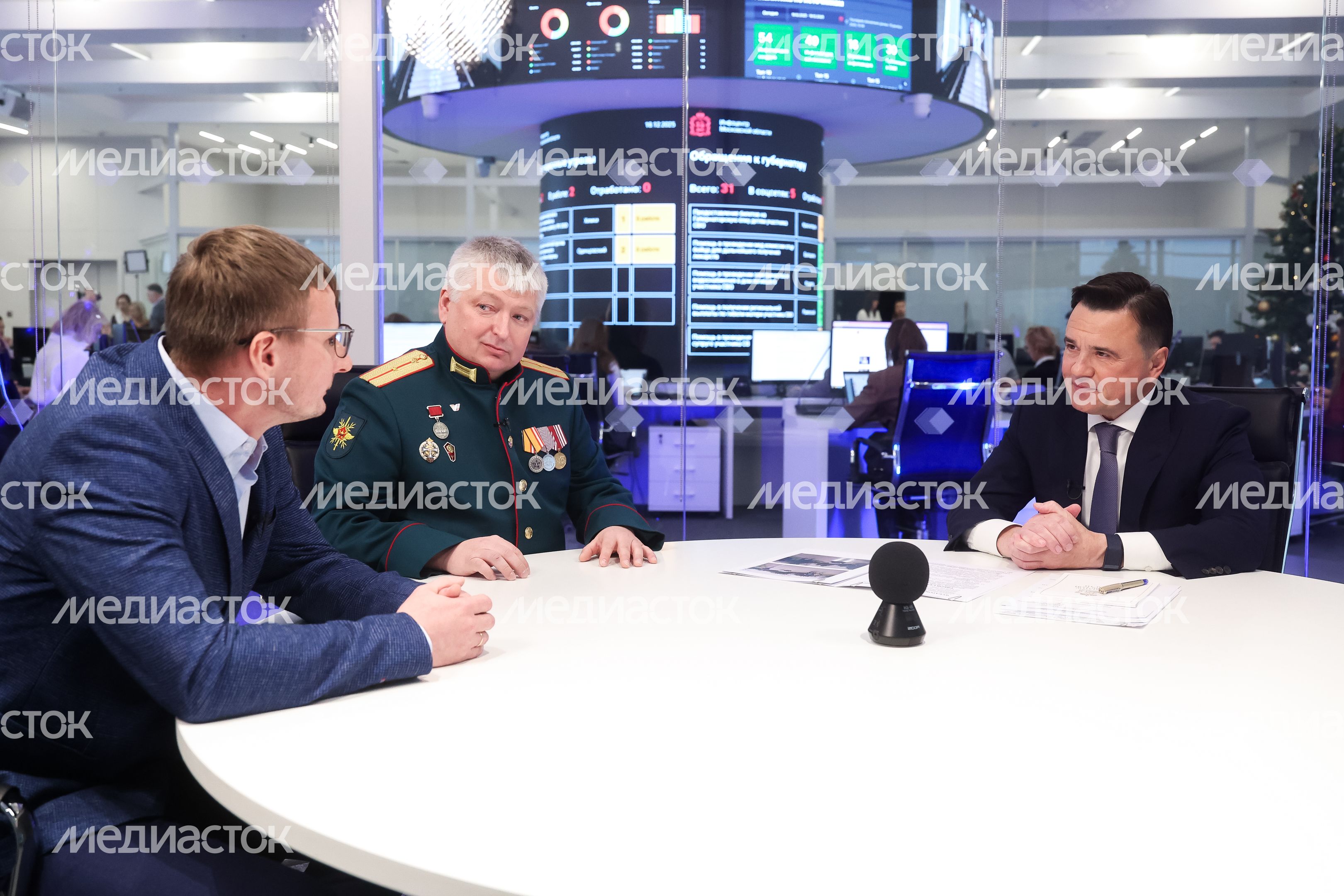Андрей Воробьев выслушал просьбу старосты деревни Буняково и жителя села Красный Путь Андрей Воробьев выслушал просьбу старосты деревни Буняково и жителя села Красный Путь