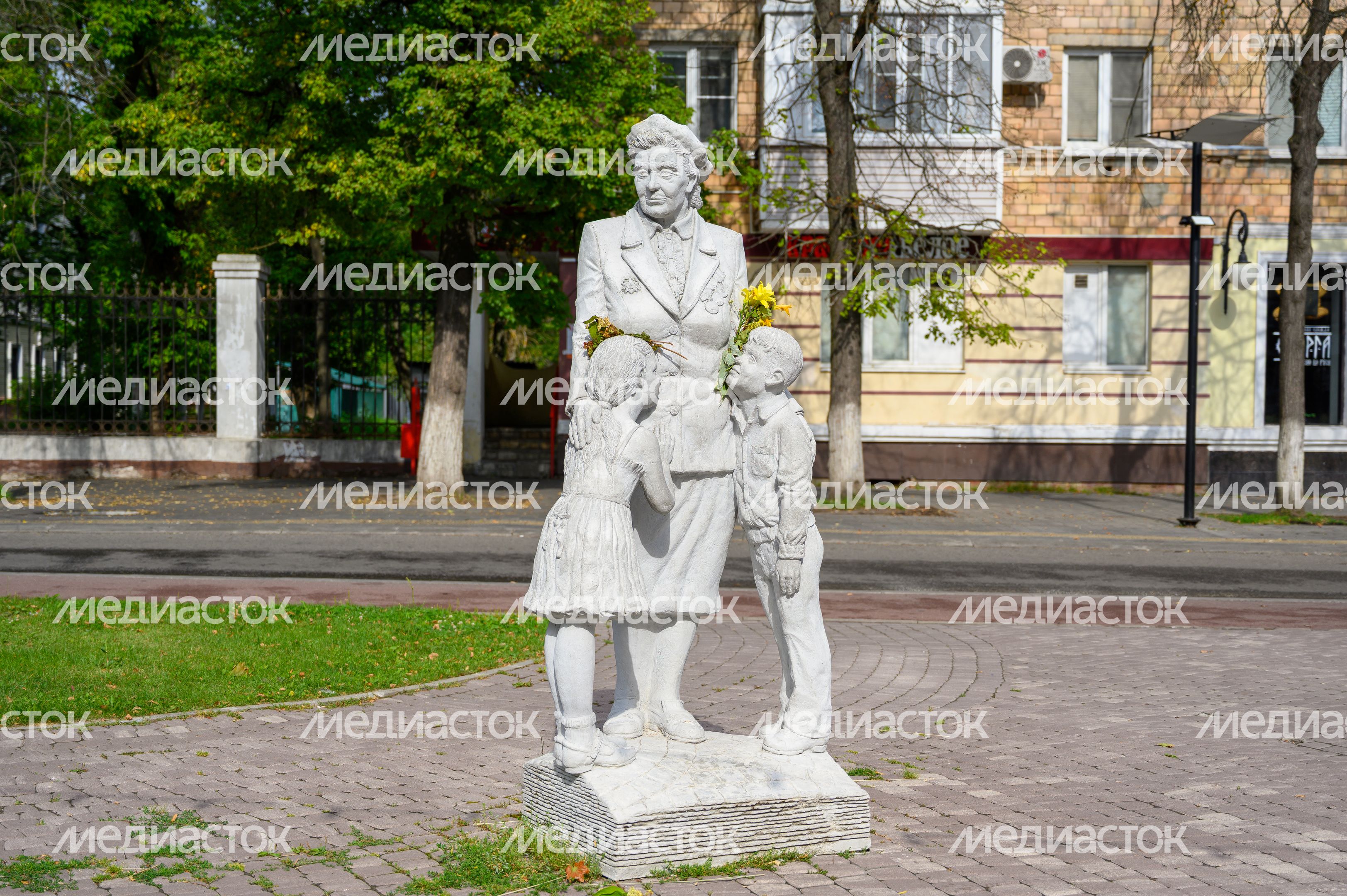 Памятник труженице тыла на центральной аллее проспекта Ленина в Электростали